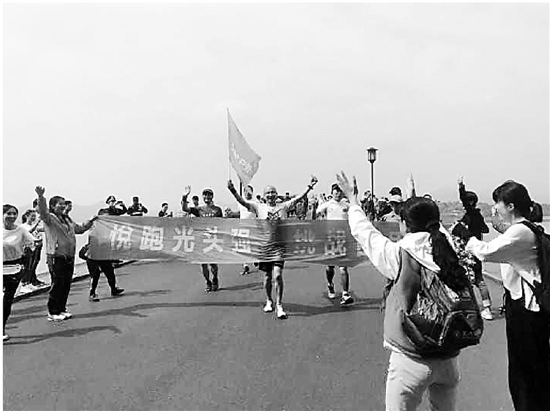悦跑光头强抵达终点。