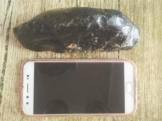 图为陈先生所拾的黑色怪石。