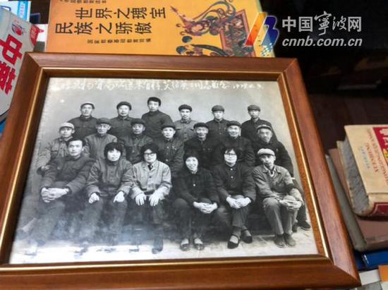 (照片中央的便是年轻时的朱有祥)