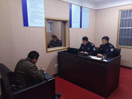 嫌疑人接受审讯。警方供图
