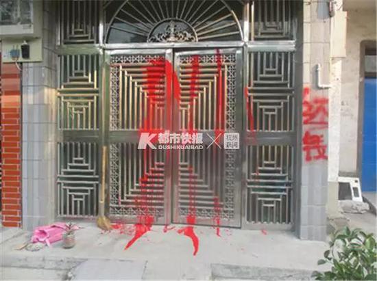 犯罪嫌疑人去受害人家中砸玻璃、喷油漆。