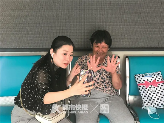 高薇问哑女孩子几岁，她伸出两只手张开，正反摆了3次，再进一步跟她确认是不是30岁的意思，