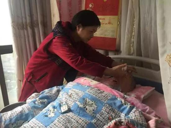 妻子吴梅丽每隔15分钟就要帮他滴眼药水