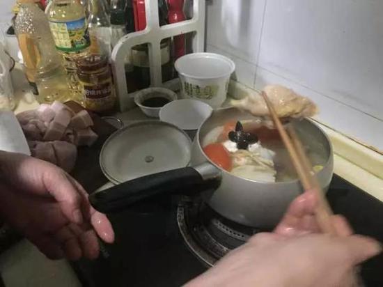 为汪建华煮食物的炖锅里有12种食材(何丽娜 摄)