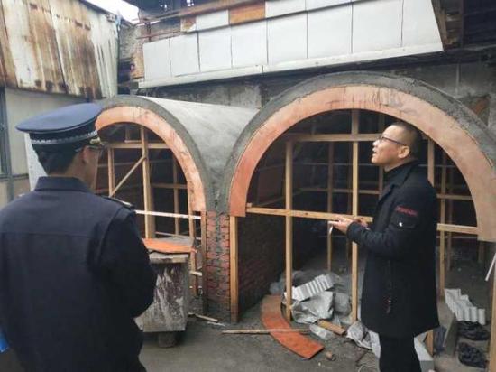 施工现场,五间“窑洞”已初具规模,其中两间已经结顶,共占用了20多平方米。