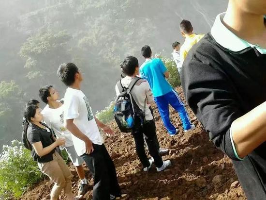 孩子们沿着被破坏的道路徒步前行
