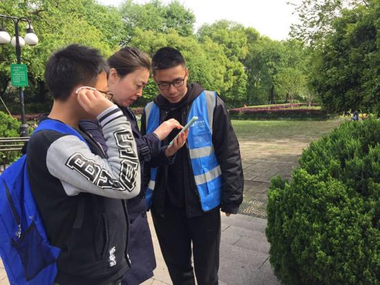 少年宫旁停车场所停车辆不多,现场管理人员也兼负问路等职责