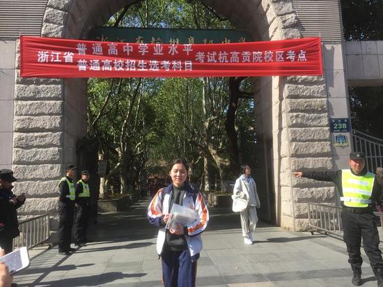 杭高考点,自信满满走出考点。