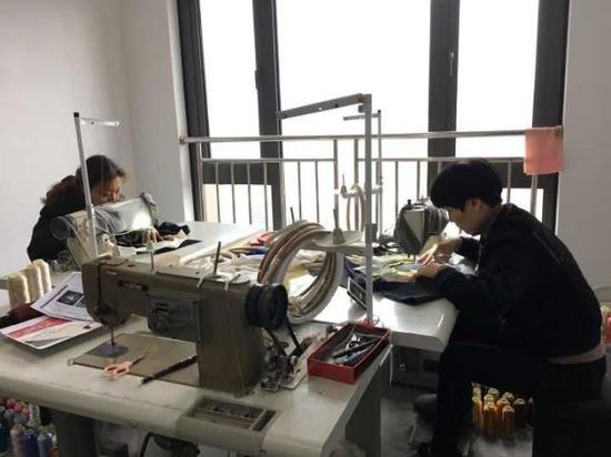 (图:高彩珍的两位亲戚学徒)