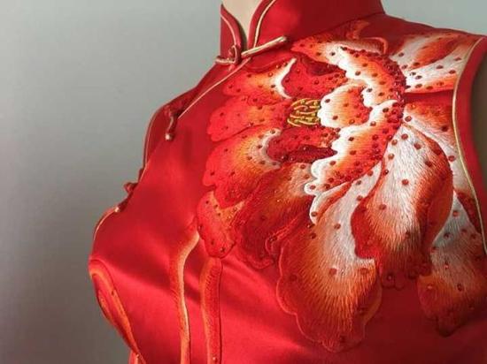 (图:女儿结婚时穿的手推绣旗袍)