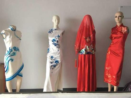 (图:左一为残奥会祥云旗袍)