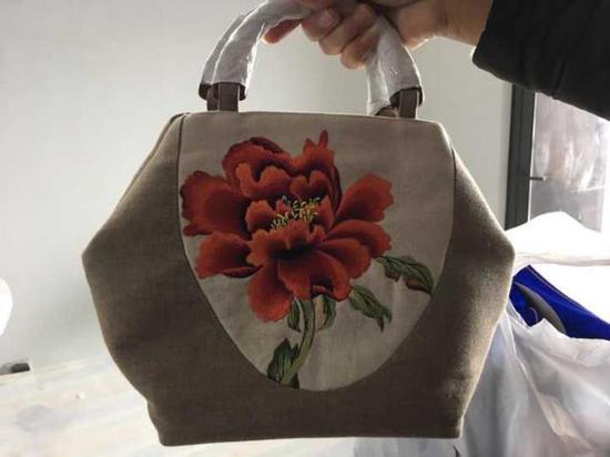(图:高彩珍做的手推绣包包)