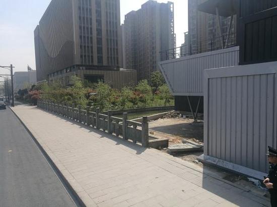 新建的某开发商售楼处。