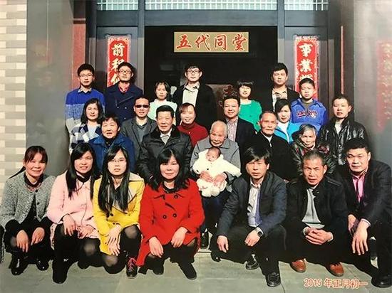 五代同堂27口人