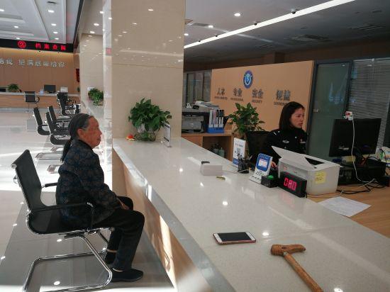 民警一句话感动耄耋老人:“给您办好证我们再下班” 警方提供