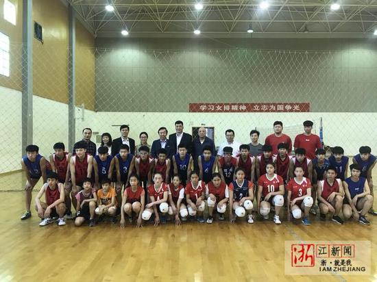 前国家女排主教练袁伟民亲临绍兴给青少年上排
