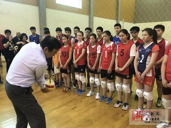 前国家女排主教练袁伟民亲临绍兴给青少年上排
