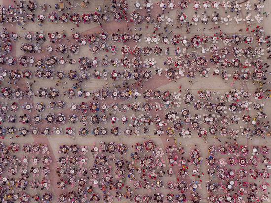 2016年6月13日,江苏盱眙县成千上万人聚集在一起庆祝龙虾节。