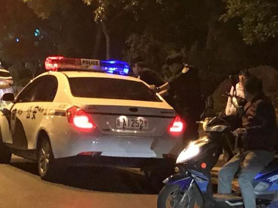 事发后,女子被送往红会医院。