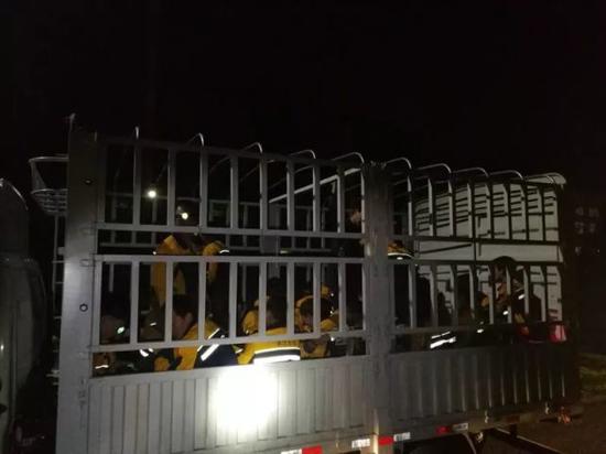 后车厢陆续下来30个人