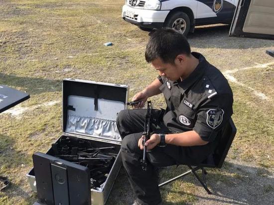 (柳欣波在训练枪支拆卸)