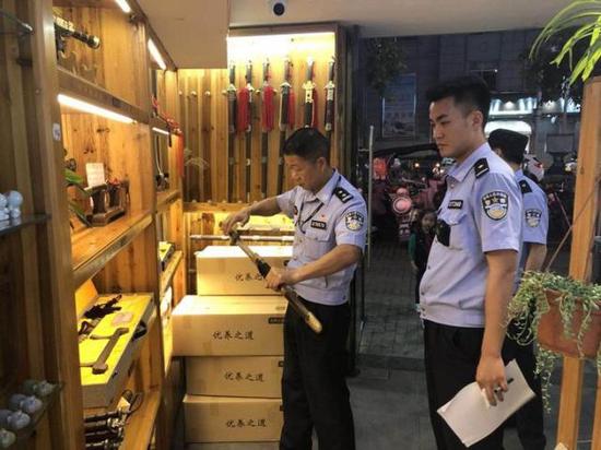 民警检查刀剑的刀口是否开封
