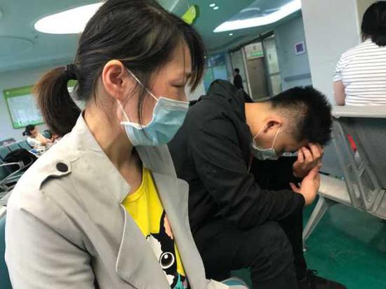 送医院的路上,儿子一直在说“妈妈别哭,是我的错”