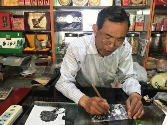 隐匿在萧山药材店里的他