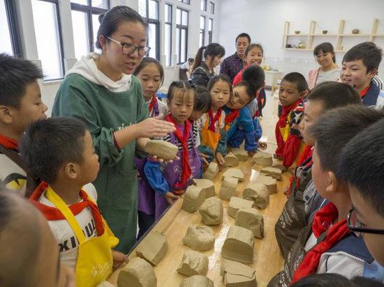 景宁畲族自治县民族青少年宫为了丰富山区留守儿童推出了“多彩周日”系列公益活动。拍友 李肃人 摄