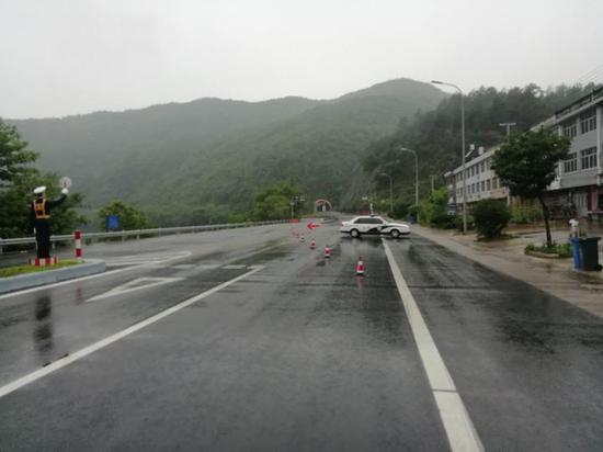 山体滑坡导致国道中断 货车一头扎进土石堆