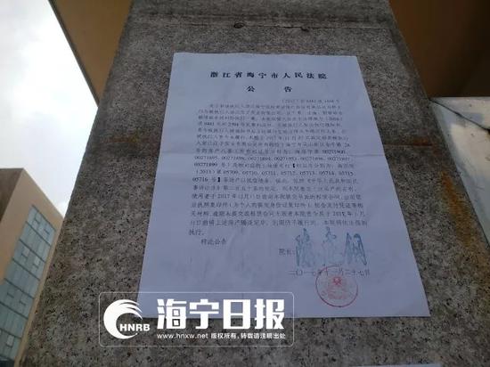 跟随执法人员进入厂区。