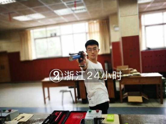 ▲射击训练场上的钱方恒 盛伟 摄