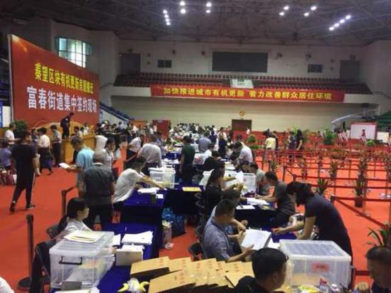 ●签约现场,一大早就有搬迁户来发糖