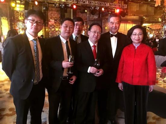 (吴伟与全国政协副主席梁振英夫妇在2017年香港微笑慈善晚宴上)
