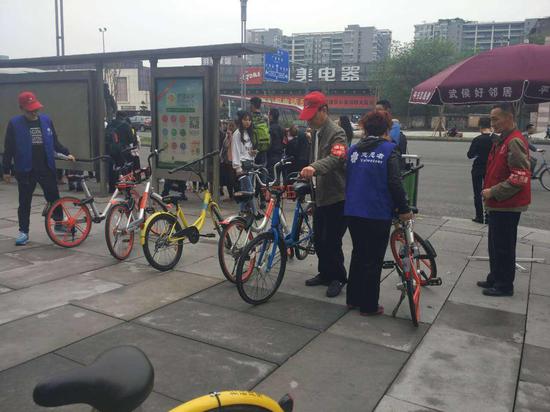 诸暨社区服刑人员参加志愿劝导活动