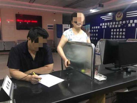 杭州1偷偷转走摆摊母亲10万多 取8万现金路上