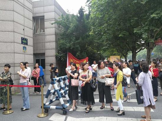 早上8点,杭十四中门口的送考家长们。