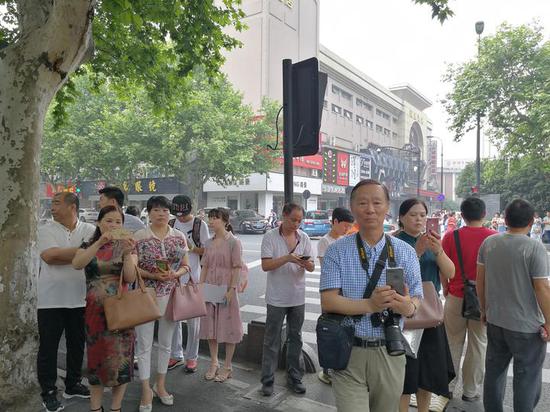杭十四中门口。