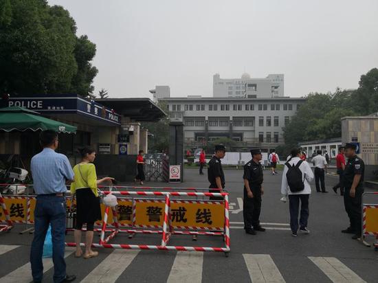 早上7点半,学军中学门口就已站着几位家长。