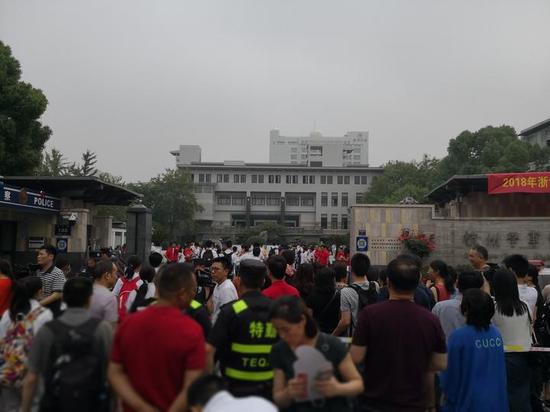 早上8点,学军中学门口已是人山人海。