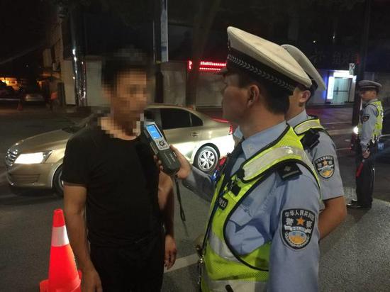 世界杯首日直击交警夜查酒驾现场