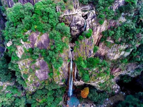 天台首条玻璃栈道玻璃索桥 即将完工开放