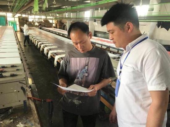 工作人员上门帮助企业解决困难