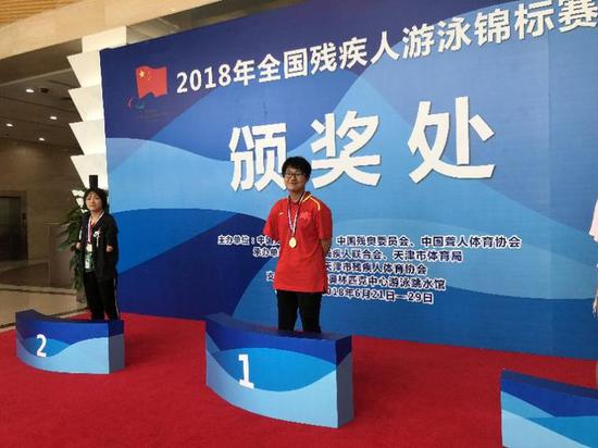 越城单腿独臂女孩首破全国纪录