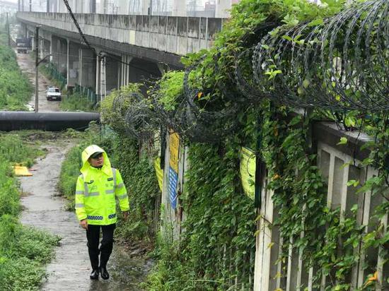 (图:温州南所民警冒雨检查线路情况。)