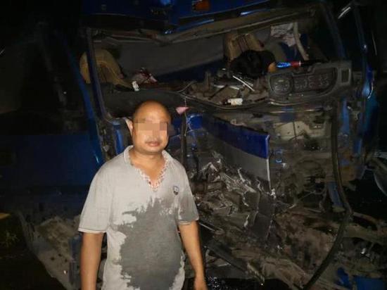 台州小伙持小车驾照开半挂车上高速 碰撞后身