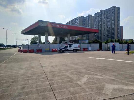 8月9日开始,金丽温高速金华方向武义服务区已被隔离板围住,停止加油服务。