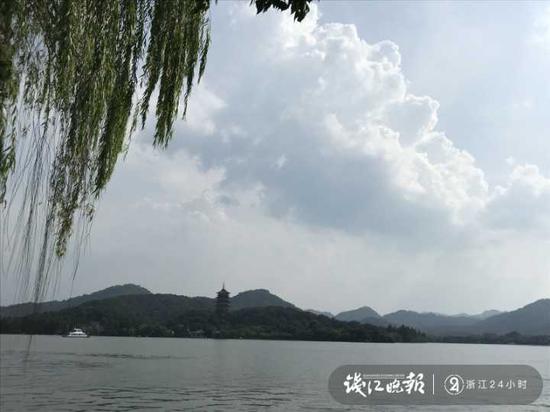 上图:雷峰塔上空,这块云看起来黑但没脚