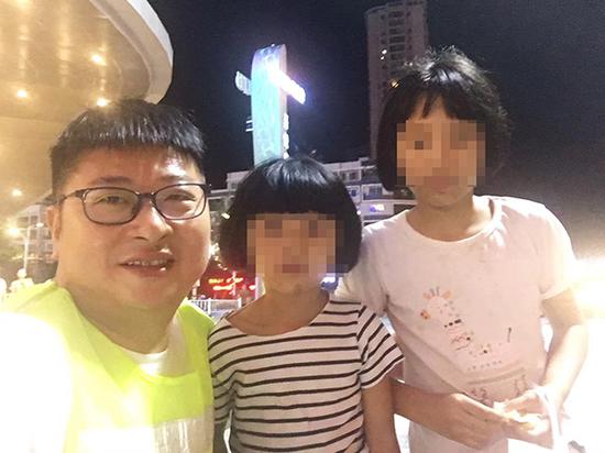 瑞安爱心顺风车志愿者协会会长叶毅和被找到的女童