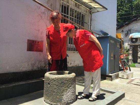 居民自发组成民间古井护卫队,每天查看井水水质。